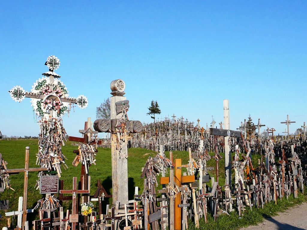 Nepoužívat ve článcích! Fotogalerie: Obrazový div světa: V Litvě mají malý pahorek posetý desetitisíci kříži