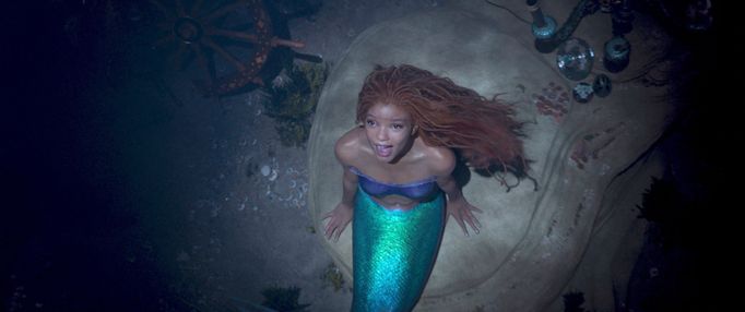 Halle Bailey jako Ariel.