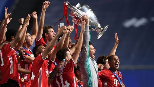 Hráči Bayernu Mnichov slaví vítězství ve finále Ligy mistrů proti Paris St. Germain