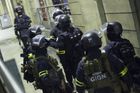 V pařížské cestovní kanceláří držel lupič šest rukojmích. Nyní je na útěku před policií