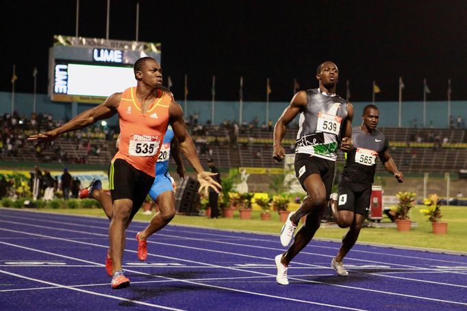 Yohan Blake dobíhá do cíle v nejlepším čase sezony před Usainem Boltem