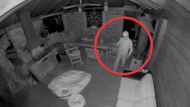 Kulhavý muž po nocích slídí po pražských domech. Sedl si i vedle spícího dítěte; Zdroj foto: Policie ČR