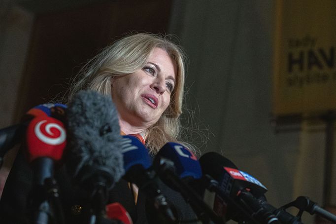 Slovenská prezidentka Zuzana Čaputová a český prezident Petr Pavel před promítáním filmu Tady Havel, slyšíte mě, v Jízdárně Pražského hradu.