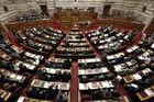 Řecký parlament se sešel, aby schválil další drastické škrty ve výši 13,5 miliardy eur. Ty dál zatíží již tak zbídačené obyvatelstvo.
