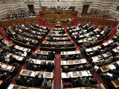 Řecký parlament schválil drastické úsporné opatření. Stát propustí 15 500 lidí.