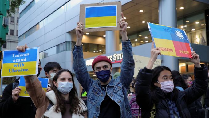 Obyvatelé Tchaj-wanu protestují proti ruské invazi Ukrajiny.