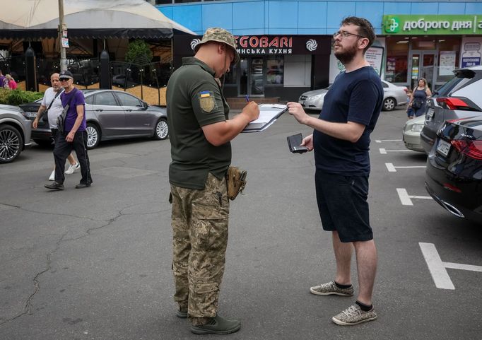 Kontrola vojenských dokladů v Kyjevě