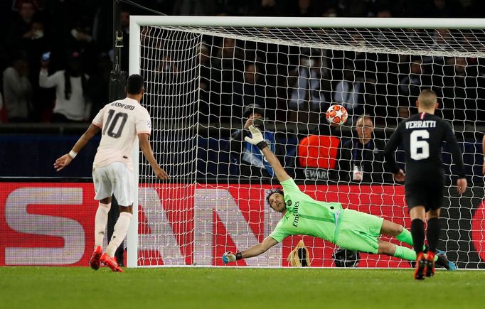 Marcus Rashford rozhoduje z penalty v nastavení o postupu Manchesteru United přes Paris SG