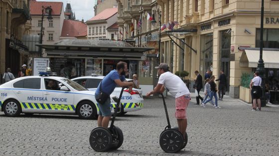 Strážníci jsou zatím bezmocní, vyhláška sice platí, ale nelze pokutovat její porušování do doby, než budou v ulicích zákazové značky.