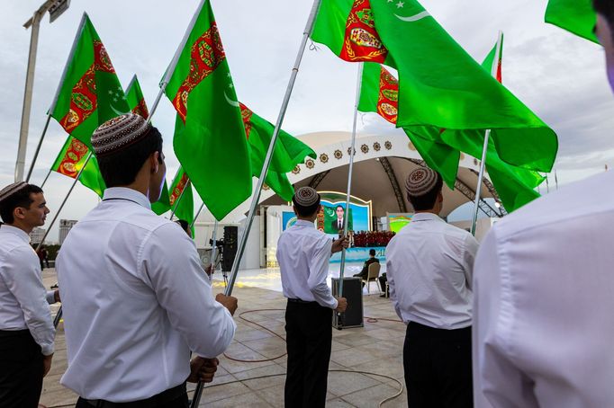 "Turkmenistán, stát, který by byl skvělou parodií, kdyby nebyl skutečný." Dan Přibáň píše z cest do žlutou žábou.