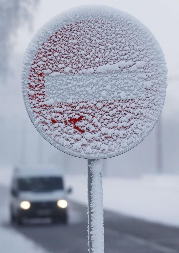 Zavátá dopravní značka po cestě do sibiřské vesnice Sliznevo.