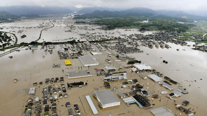 Foto: Do Japonska vtrhly povodně. Místní přišli o všechno, uvázli na střechách svých domů