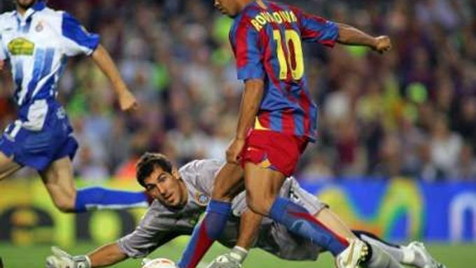 Ronaldinho z FC Barcelony střílí gól do sítě brankáře Espaňolu Barcelona Iraizozy.