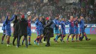 Plzeňští fotbalisté si na konci zápasu zaslouženě užívali děkovačku. Po 13. kole vedou ligu před druhou Olomoucí právě o 13 bodů.