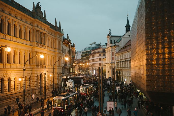 Oslavy na Národní třídě pořádá od roku 2014 nezisková organizace Díky, že můžem.