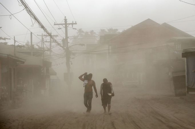 Filipínská sopka Taal začala chrlit popel a dým, hrozí její erupce.