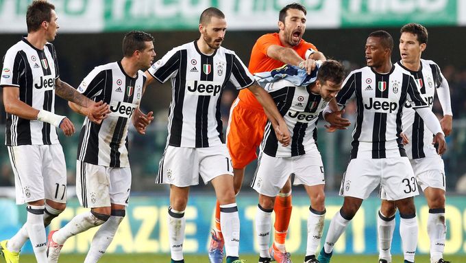 Fotbalisté Juventusu slaví vítězství nad Chievem Verona