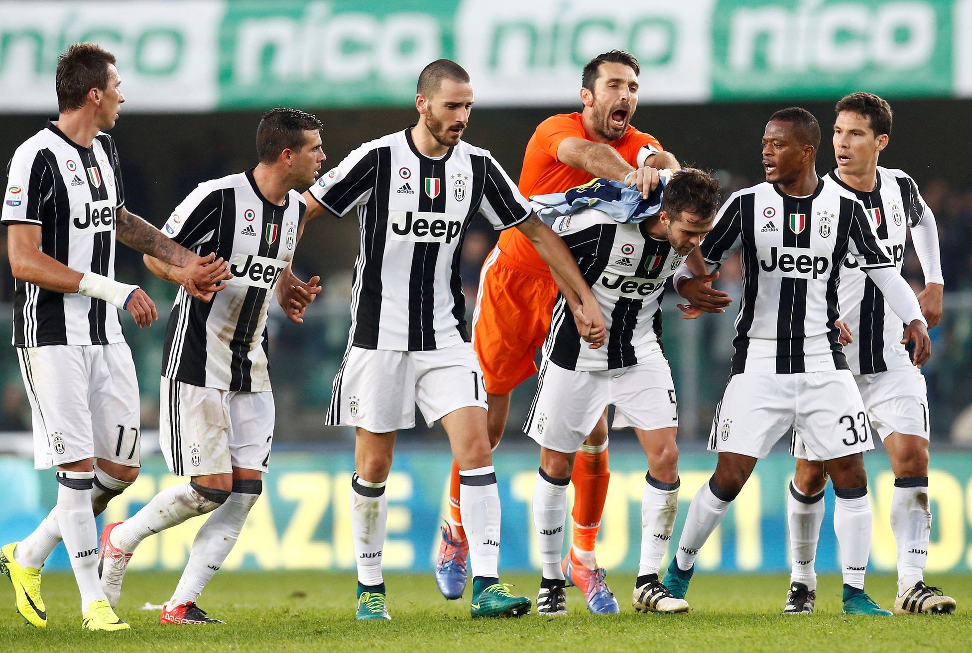 Fotbalisté Juventusu slaví vítězství nad Chievem Verona