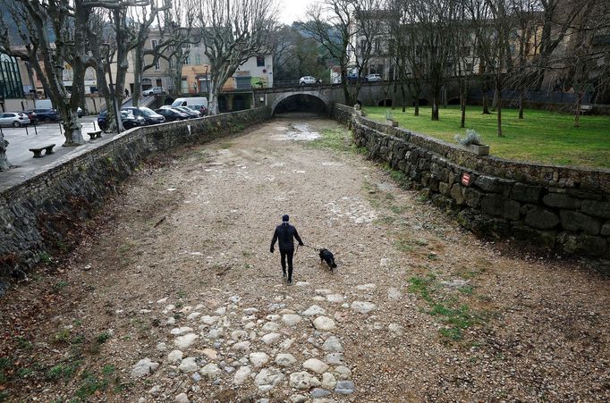 Místní úřady ve městech na jihu Francie vyhlásily čtyřleté moratorium na vydávání nových stavebních povolení kvůli přetrvávajícímu suchu.