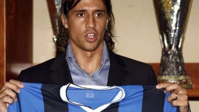 Argentinský útočník Hernan Crespo pózuje s dresem Interu Milán, kam přestoupil z londýnské Chelsea.