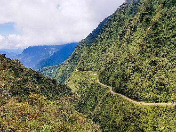 North Yungas Road v Bolívii. Fotografie ukazující vybrané nebezpečné silnice a cesty v zahraničí.