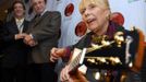 Joni Mitchell v roce 2007 při uvedení do kanadské hudební síně slávy.