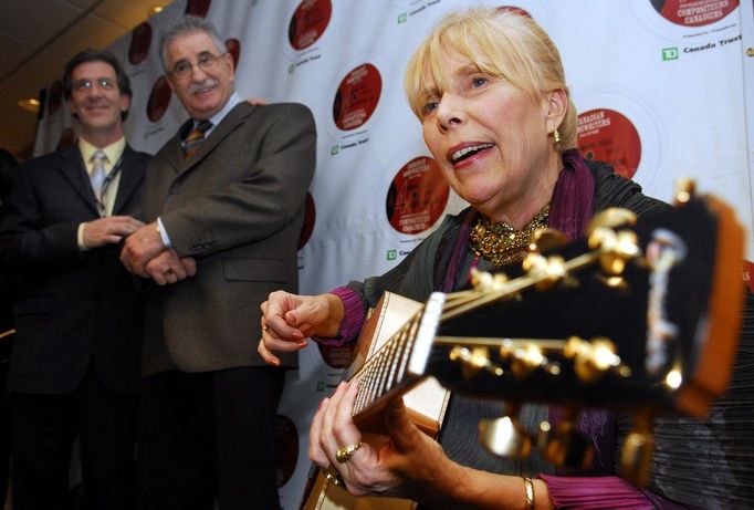 Joni Mitchell v roce 2007 při uvedení do kanadské hudební síně slávy.