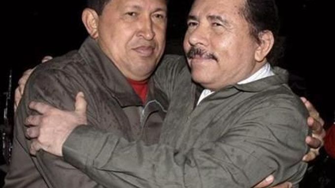 Daniel Ortega (vpravo) s venezuelským prezidentem Hugo Chávezem