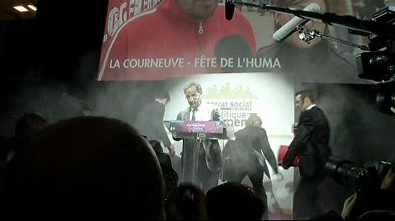 Francouzského prezidentského kandidáta Hollande zasypala mouka