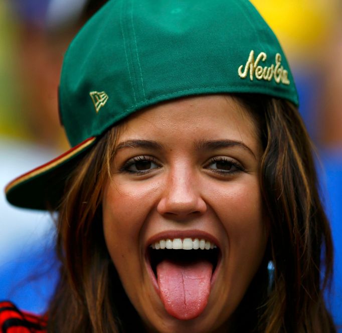 A fan waits for the 2014 World Cup Group A soccer match between Brazil and Mexico at the Castelao arena in Fortaleza June 17, 2014. REUTERS/Marcelo del Pozo (BRAZIL - Tag