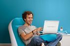 Podložka pro notebook  A klidně ji půjčte i svému partnerovi - bude se vám pracovat pohodlně - třeba i na pohovce. Snadno se přemisťuje díky úchytu. Pevná a neklouzavá opěrná šedo-stříbrná plocha, polštářek tyrkysový. Cena: asi 280 Kč. V aktuální nabídce.