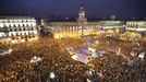 Demonstrace ve Španělsku začaly15. května, jako protesty proti vládě dvou politických stran (lidové a socialistické), politické korupci, špatnému volebnímu systému a narůstajícímu vlivu Evropské unie. Demonstranti požadovali také právo na bydlení, práci, kulturu, péči o zdraví, vzdělání, možnost politické participace, svobodu pro osobní rozvoj a základní životní potřeby. Na snímku dav na náměstí Puerta del Sol v Madridu, 18. května 2011.