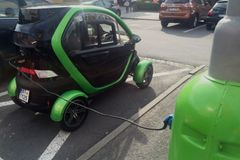 Dobíjení elektromobilů ze sloupů veřejného osvětlení je geniálně prostá myšlenka. V ČR ale naráží