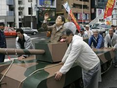Japonští pacifisté vyrazili do ulic protestovat proti premiérovi Abému.