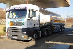Zavážení paliva na čerpací stanici Shell