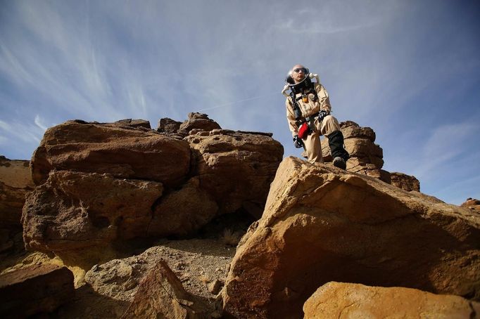 Hans van Ot Woud, a mapping researcher and the health and safety officer of Crew 125 EuroMoonMars B mission, collects geologic samples for study at the Mars Desert Research Station (MDRS) outside Hanksville in the Utah desert March 2, 2013. The MDRS aims to investigate the feasibility of a human exploration of Mars and uses the Utah desert's Mars-like terrain to simulate working conditions on the red planet. Scientists, students and enthusiasts work together developing field tactics and studying the terrain. All outdoor exploration is done wearing simulated spacesuits and carrying air supply packs and crews live together in a small communication base with limited amounts of electricity, food, oxygen and water. Everything needed to survive must be produced, fixed and replaced on site. Picture taken March 2, 2013. REUTERS/Jim Urquhart (UNITED STATES - Tags: SCIENCE TECHNOLOGY SOCIETY ENVIRONMENT) ATTENTION EDITORS: PICTURE 23 OF 31 FOR PACKAGE 'MARS IN THE DESERT' SEARCH 'JIM MARS' FOR ALL IMAGES Published: Bře. 11, 2013, 2:07 odp.