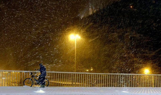 Muž se snaží přejet přes Dunaj v Budapešti během urputné sněhové bouře.