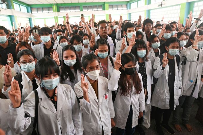 Zdravotníci si v Barmě připomínají 17letého studenta medicíny, který zemřel při protestech.