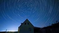 Meteorický roj nad krymskou vesnicí Klinovka. Perseidy dosáhly maxima z neděle na pondělí. Tehdy bylo možno pozorovat až stovky meteorů.