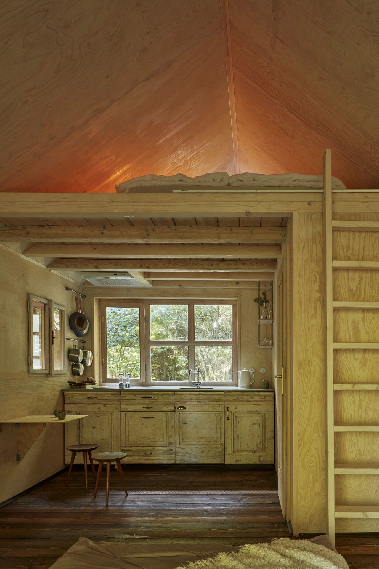 chata na vodopádu, bydlení, chata, chalupa, příroda, ubytování