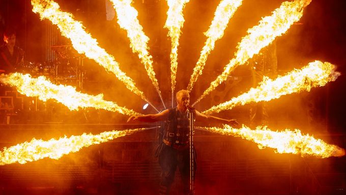 Zpěvák Till Lindemann v Praze chrlil oheň.