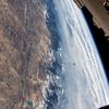 Fotografie z vesmírné Expedice 72, jejímž fotografem je bezmála sedmdesátiletý americký astronaut Donald Pettit.
