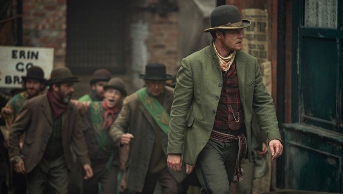 Z britského seriálu Stevena Knighta Rod Guinessů (2025).