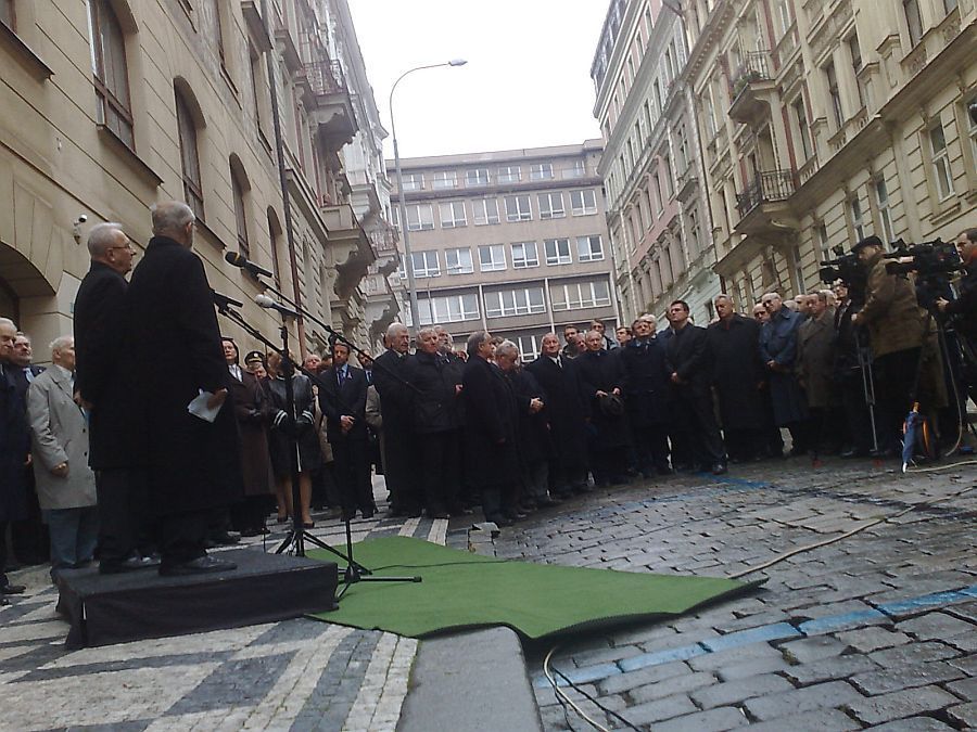 17. listopad u Hlávkovy koleje