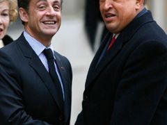 Sarkozy převzal štafetu od Cháveze.