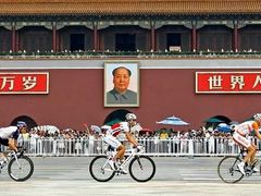 Andy Schleck (uprostřed) na náměstí Tiananmen