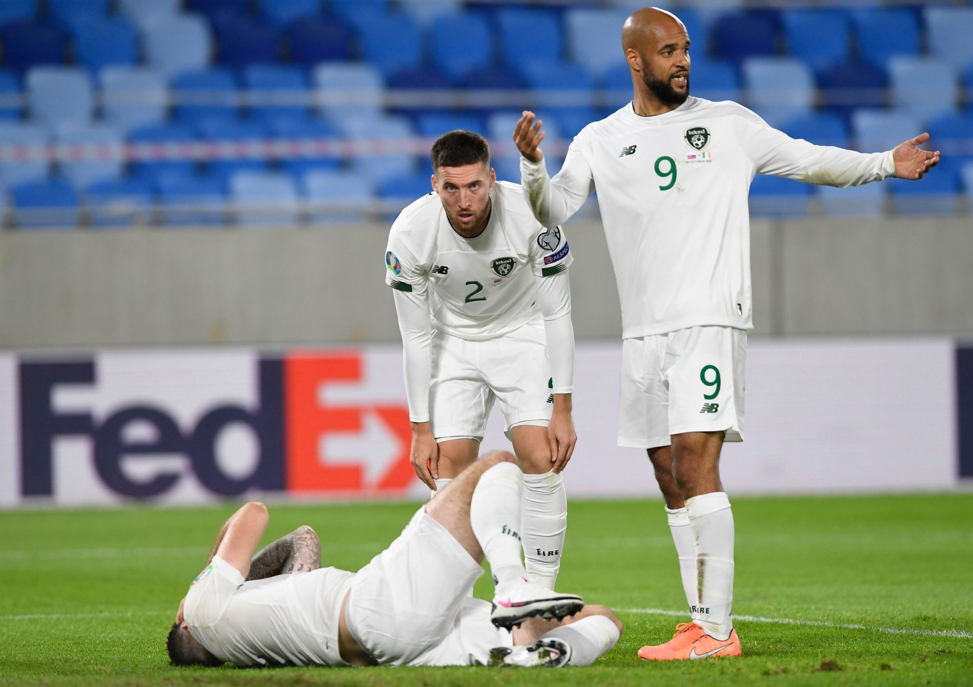 fotbal, kvalifikace Euro 2020 play off - Slovensko - Irsko David McGoldrick reacts after Shane Duffy sustains an injury alongside Matthew Doherty
