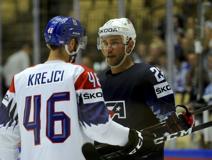 David Krejčí a Alec Martinez si vyřizují účty.