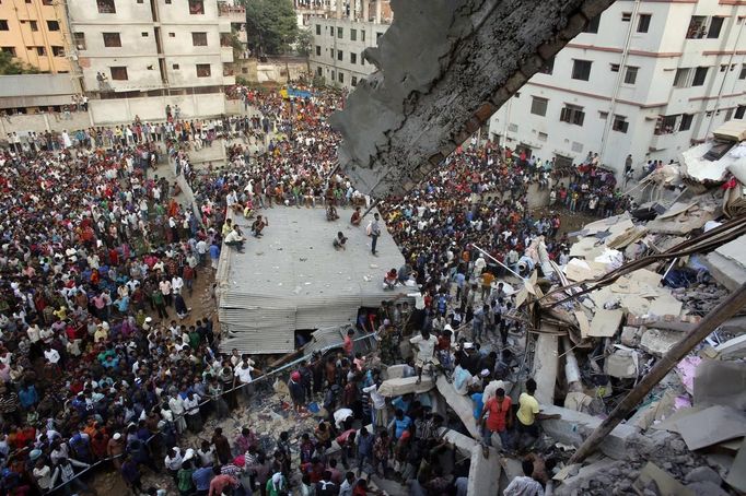 Rescue workers try to rescue trapped garment workers in the Rana Plaza building which collapsed, in Savar, 30 km (19 miles) outside Dhaka April 24, 2013. A block housing garment factories and shops collapsed in Bangladesh on Wednesday, killing nearly 100 people and injuring more than a thousand, officials said.REUTERS/Andrew Biraj (BANGLADESH - Tags: DISASTER BUSINESS) Published: Dub. 24, 2013, 3:43 odp.