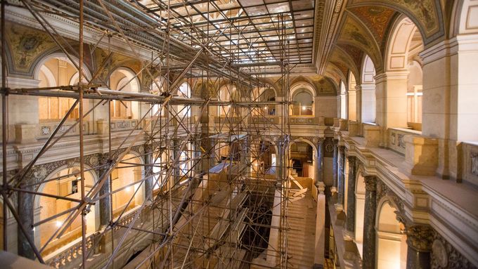 Vnitřek Národního muzea spolu s vystavěným pomocným lešením nabízí výjimečnou podívanou. Rekonstrukce dominanty Václavského náměstí probíhá od suterénu po střechu.